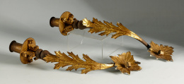 1025.  Parejas de apliques en metal dorado con brazos en forma de hojas de cardo.Trabajo español, años 40-50.