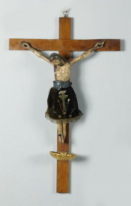 1074.  Cristo de barro esmaltado de la orden franciscana, sobre cruz de roble.Quizás trabajo colonial, ff. del S. XVIII - pp. del S. XIX.
