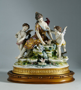 957.  “Alegoría del Amor”Grupo escultórico de porcelana esmaltada, S. XX.