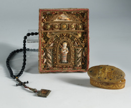 332.  Rosario con cuentas de madera, rematado por una medalla devocional con marco de plata, rematado por un cordoncillo y dos vitrales, decorados con santas.Trabajo español, S. XVIII..