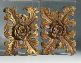1130.  Dos apliques en forma de rosas, de madera tallada estucada y dorada. S. XVIII