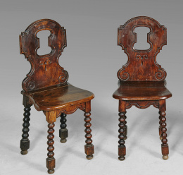 1064.  Pareja de “hall chairs”, respaldo recortado de estilo barroco, sobre patas torneadas Trabajo inglés, pp S. XIX