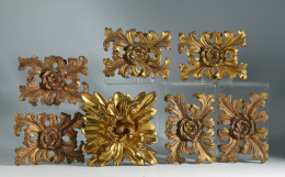 1012.  Apliques en forma de rosas, de madera tallada estucada y dorada. S.XVIII.