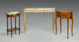 360.  Consola estilo Luis XVI en madera tallada, estucada, lacada y dorada con tapa de mármol blanco.Trabajo español pp. S. XX.