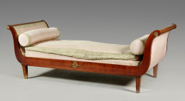463.  Cama de día estilo imperio en madera de palma de caoba con aplicaciones de bronce dorado.Trabajo francés, S. XX..