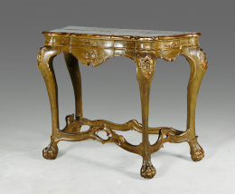 1015.  Consola en madera tallada, estucada, lacada en verde y parcialmente dorada. Trabajo andaluz mediados S. XVIII.