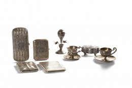 563.  Purera de plata con decoración grabada de roleos y hojas, interior con tela de moaré, pp. del S. XX..