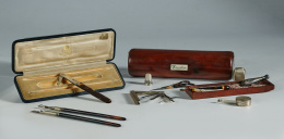 1143.  Juego de dos plumas y una navaja de pasta y plata punzonada con marcas de Londres, 1927 del platero “WH”, estuche en piel de West & Son, The Kings Jewellers, Dublin...