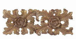 793.  Dos apliques en forma de rosas, de madera tallada estucada y dorada, S. XVIII