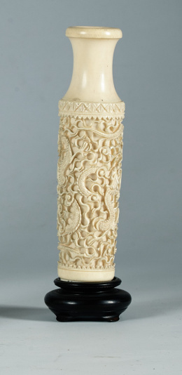 1025.  Pequeño jarrón con bajorrelieve de decoración animal  y vegetal en marfil.China, pp. S. XX