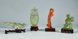 439.  Urna de jade con tapa, sobre base en madera tallada y calada.Trabajo chino, dinastía Qing, ff. S. XIX