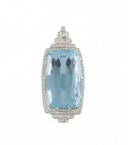 770.  Colgante con gran aguamarina central talla cojín rectangular, rodeada de brillantes en marco con diseño geométrico en oro blanco de 18K