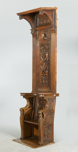 443.  Silla alta de coro, en madera de roble.Trabajo español, S. XVI.