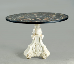 526.  Velador con  tapa en mármol negro decorada en “pietra dura” con flores y pájaros, pie de mármol blanco con volutas talladas.Trabajo italiano, mediados del S. XIX..