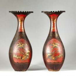 394.  Pareja jarrones de porcelana esmaltada de negro con cartelas en rojo decoradas con pájaros en dorado.Japón, ff. del S. XIX