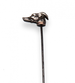 570.  Alfiler de solapa de pp.s.XX con cabeza de galgo en plata.