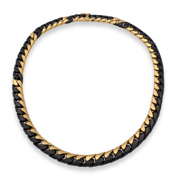 656.  Collar en oro de 18 k,en su color y metal pavonado combinados en eslabón barbado aplanado de tamaño creciente hacia el centro.