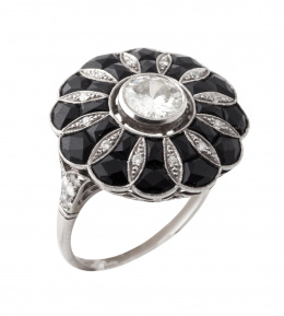 165.  Sortija flor Art-Decó con brillante en chatón central de 0,90 ct aprox rodeado pétalos de ónix facetado y líneas de  diamantes.