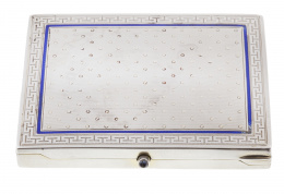 788.  Pitillera de plata grabada con decoración guilloché y cierre de cabuchón de zafiro