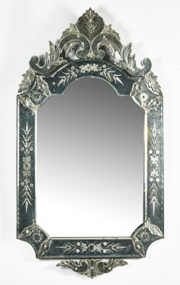 1021.  Espejo de cristal grabado al ácido y con flores aplicadas.Murano, ffs. del S. XIX - pp. del S. XX.