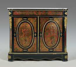 353.  Entredós Napoleón III de madera ebonizada latón dorado, símil carey y “spagnolettes” aplicadas.Trabajo francés, último cuarto del S. XIX..