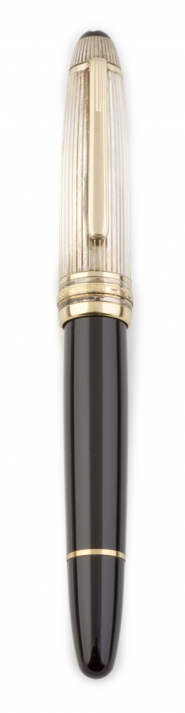 381.  Pluma MONTBLANC  Meistertuck 146 en plata. Cuerpo en celuloide negro y capuchón en plata estriada con