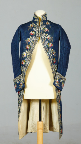 973.  Chupa Carlos IV en seda azul con flores bordadas de estilo orientalTrabajo francés ?‘h. 1800..
