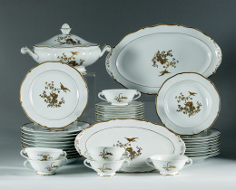 343.  Vajilla de porcelana esmaltada con decoración pintada en dorado con chinerías. marcado  “Royal Limoges”Limoges, Francia, S. XX..