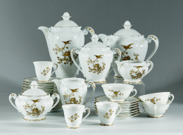 1145.  Juego de café y té de porcelana esmaltada y dorada con chinerías, con marcas en la base de “Royal Limoges”Limoges, Francia, S. XX..