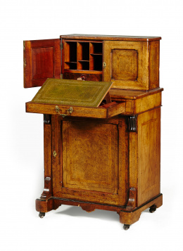 533.  Escritorio femenino victoriano en madera de nogal y raíz de nogal.Inglaterra mediados S. XIX..
