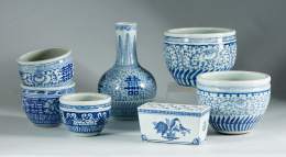 535.  Tulipanera en porcelana esmaltada en azul y blanco.Copenhague, Dinamarca pp. S. XX.