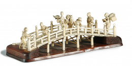 730.  “Puente con personajes” Grupo escultórico en marfil tallado con base de madera.Escuela japonesa periodo Meiji de finales del S. XIX