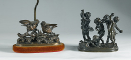 951.  Jules Moigniez (1835-1894)Lámpara de mesa, escultura en bronce pavonado representando a una pareja de pájaros..