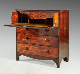 1080.  Cómoda escritorio Jorge III en madera de caoba y palma de caoba.Inglaterra, pp. S. XIX.