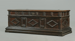 957.  Arca de novia catalana en madera de nogal.Trabajo catalán, S. XVIII.