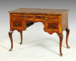 430.  Mesa escritorio “lowboy” Jorge III, en madera de caoba y palma de caoba. Tiradores de bronce. Inglaterra pp. S. XIX.