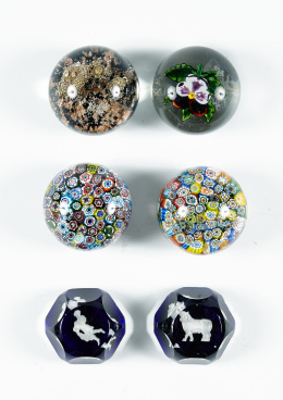 487.  Pisapapeles “Millefiori” de vidrio en forma de bola con “murrinas” interiores simulando flores de diferentes colores.S. XX.