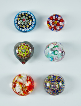 482.  Pisapapeles de cintas en vidrio con forma de bola con decoración de cintas y flores en el interior.Murano, Italia, Venecia S. XX.