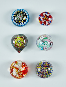 483.  Pisapapeles lattimo de vidrio en forma de bola con inclusiones de rojo, blanco y amarillo en el interior.S. XX.