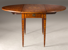 968.  Mesa de alas holandesa en madera de nogal con marquetería de motivos vegetales en maderas frutales.Trabajo holandés, ff. S. XVIII.