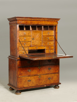 406.  Secretaire a abattant Reina Ana, en madera de nogal y raíz de nogal.Inglaterra pp. S. XVIII.