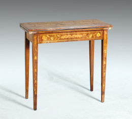 1142.  Mesa de juego en madera de nogal con marquetería de maderas finas. Holanda pp. S. XIX.