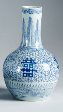 976.  Jarrón en porcelana china esmaltada en azul y blanco.China, pp. del S. XX.