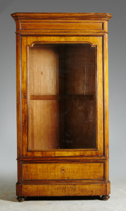 978.  Armario Louis-Philippe en madera de nogal.Trabajo francés segunda mitad S. XIX..