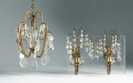 1069.  Pareja de apliques estilo Luis XVI de dos brazos de luz de cristal y bronce dorado.S. XIX..
