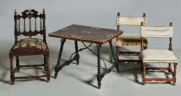 1132.  Pareja de sillas de estrado de madera de nogal tallado.Trabajo español, S. XVII..