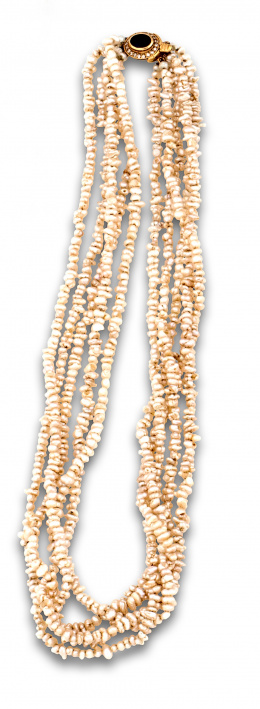 13.  Collar cinco hilos de perlas de aljófar con cierre de zafiro orlado de brillantes en oro de 18K.