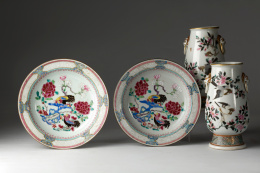 969.  Pareja de platos de porcelana, con decoración de gallos.Young Zheng S. XVIII primera mitad.
