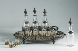 358.  Licorera de plata dorada y vidrio tallado.Francia, Paris, Odiot, h.1880..