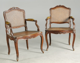 957.  Pareja de butacas en madera de haya teñida moldada y tallada con respaldo y asiento de rejilla. Estampilladas “Bonnemain”Trabajo francés mediados S. XVIII.
